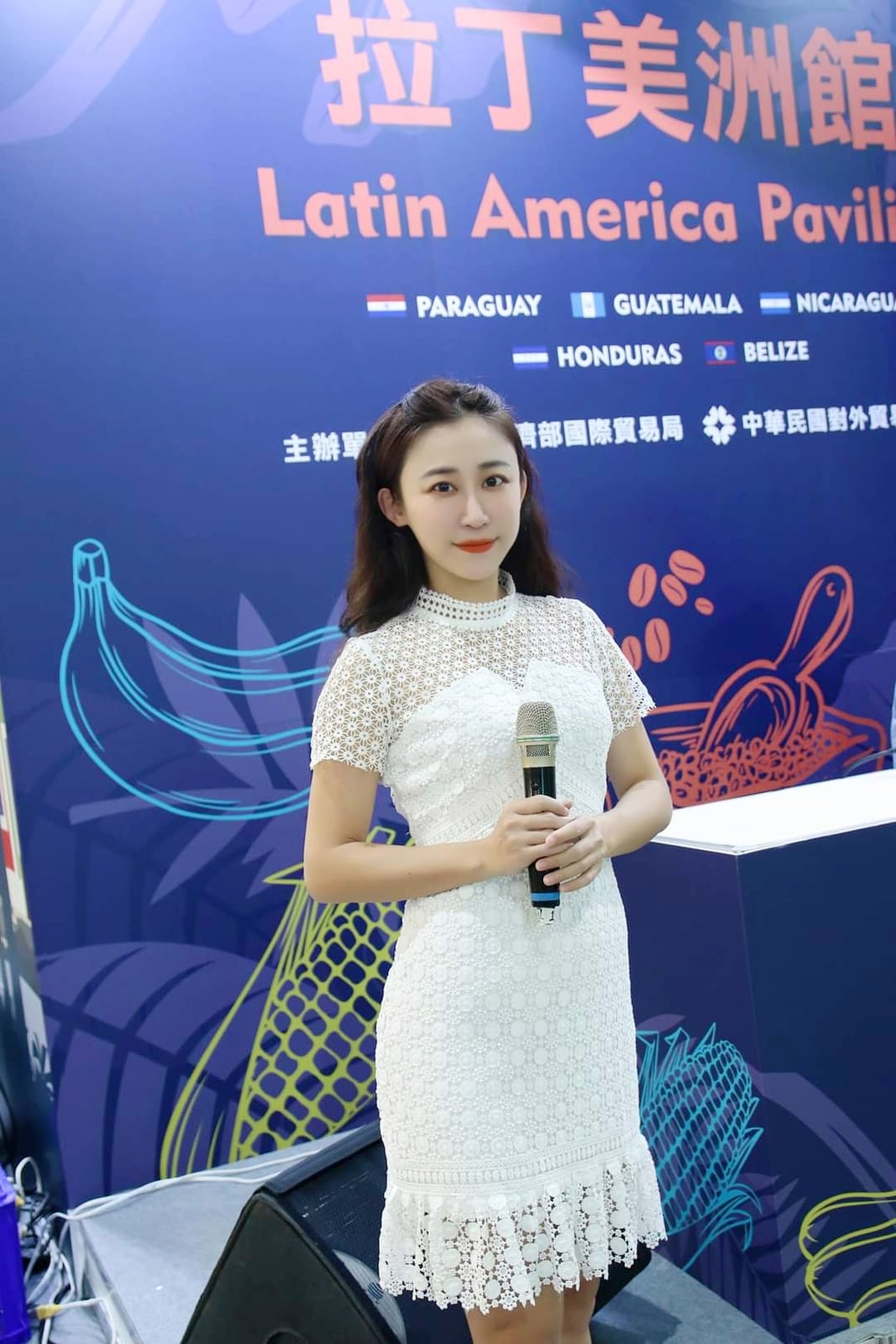 舞台下的高強度馬拉松:政府單位展場主持,如何一秒切換專業正式記者會與接地氣銷售模式?